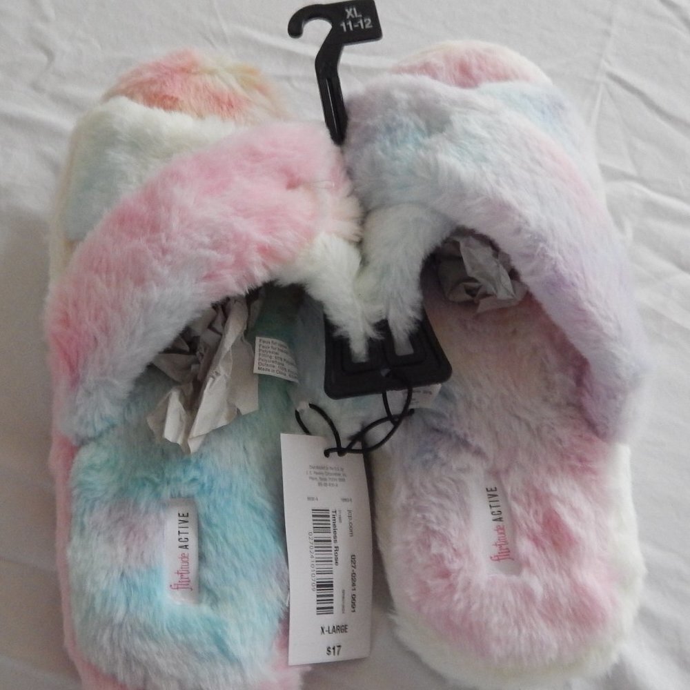 NWT Flirtitude Active Soft Fuzzy Slippers